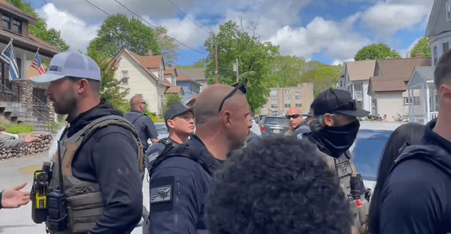 Oficiales de policía locales fueron captados ayudando a agentes de ICE en una redada en Worcester. Foto: Captura X @bill_shanner Oficiales de policía locales fueron captados ayudando a agentes de ICE en una redada en Worcester. Foto: Captura X @bill_shanner