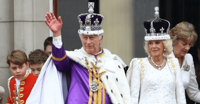 Saludo del rey Carlos III al público asistente. Foto: Tv Azteca   