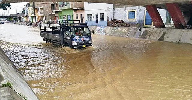 Quebrada arrastra camión y minivan con hinchas de Alianza Lima