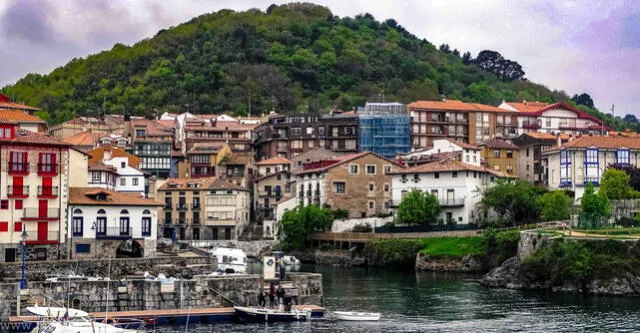 Vista a un pueblo en la región de Euskadi.