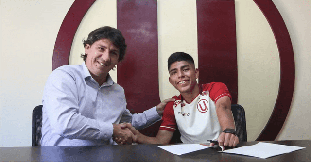 Piero Quispe junto a Jean Ferrari durante la firma de su última renovación con Universitario. Foto: Captura Universitario   