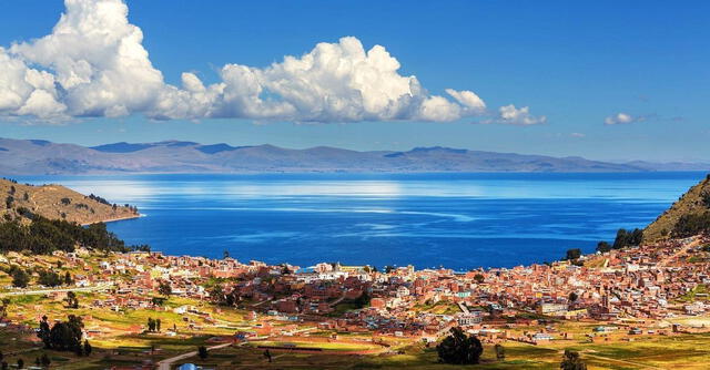 El atractivo turístico de Copacabana no se limita únicamente a sus festividades religiosas; también destaca por su hermosa bahía, parte del lago Titicaca. Foto: iStock 