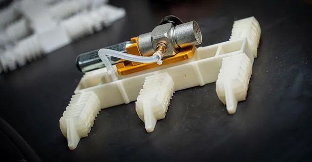  Este robot impreso en 3D no necesita electrónica. En su lugar, utiliza un cilindro de aire para moverse. Foto: UC San Diego   