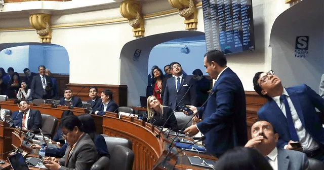  Cambio. María del Carmen Alva, minutos antes de cambiar su voto a favor de Josué Gutiérrez. Foto: difusión   