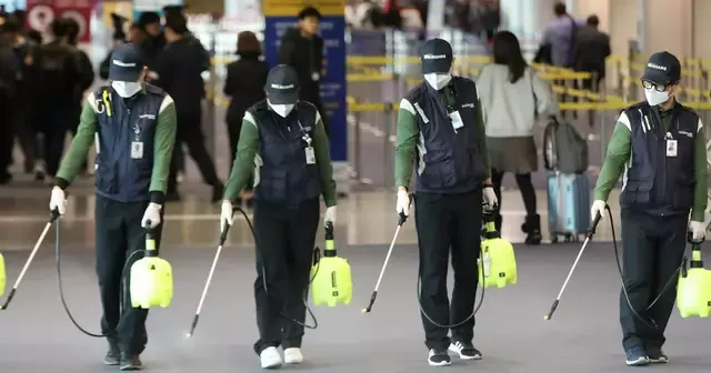 Pasajeros del subte de Beijing usando mascaras para protegerse del coronavirus en China el 21 de enero de 2020.