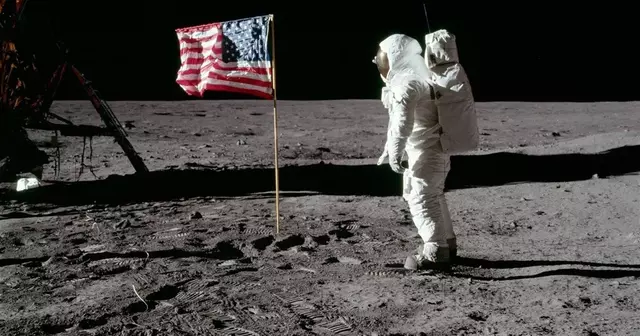 Neil Armstrong se convierte en el primer hombre en pisar la superficie lunar. (Foto: NASA)