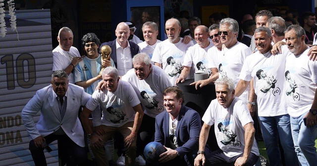 Personalidades del fútbol junto a la estatua de Maradona.