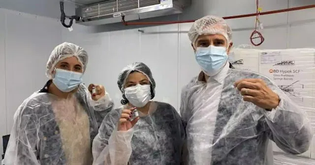 La ministra de Salud de ese país junto a directivo de laboratorio Richmond.