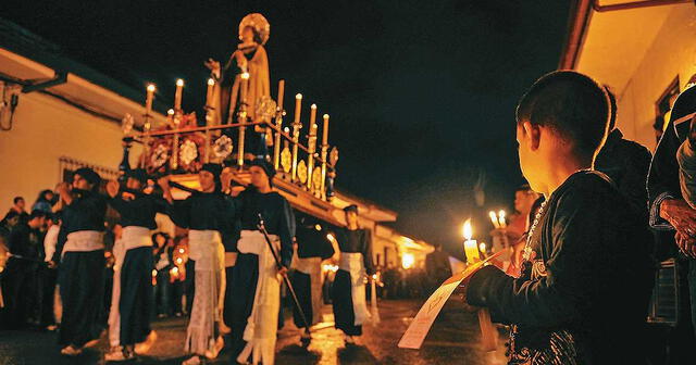  Los feligreses cargan estatuas que representan personajes de la Biblia. Foto: Semana   