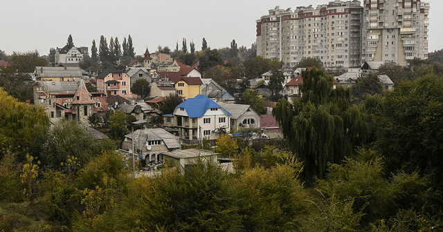  Casas y bloques de viviendas en Chisinau, Moldavia, del expaís soviético. Foto: AFP    