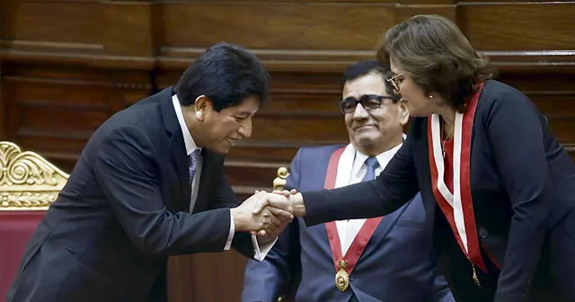  Se saludan los aliados. El defensor Josué Gutiérrez estrecha la mano de la acciopopulista Silvia Monteza, quien votó a favor de su elección. José Williams observa complacido. Foto: Marco Cotrina/La República   