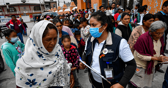  Ciudadanos del pueblo de Santiago Xalitzintla, en el estado de Puebla, hacen fila para recibir un kit de protección en caso de caída de ceniza. Foto: AFP    