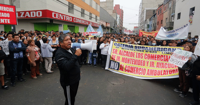 Reclamos. Comerciantes formales del Triangulo de Grau rechazan presencia de ambulantes. Foto: Carlos Félix/La República<br><br>    