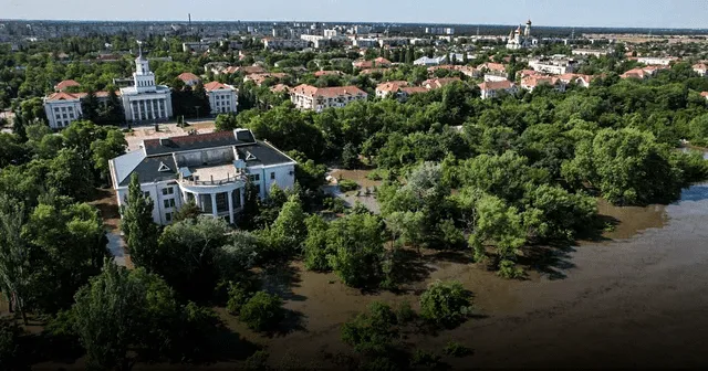 Inundaciones en Nueva Kajovka, ciudad ocupada donde hay un gobierno instalado por Moscú. Foto: EFE    