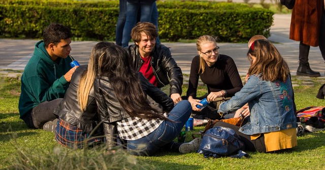 Muchos estudiantes intercambian sus culturas y socializan en las universidades de Argentina. Foto: Alejandro Goldemberg   