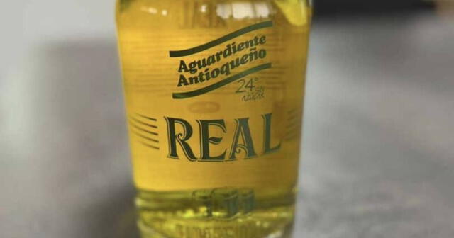  La FLA deberá modificar la presentación del Aguardiente Real para diferenciarlo del Aguardiente Amarillo de Manzanares. Foto: La FM   