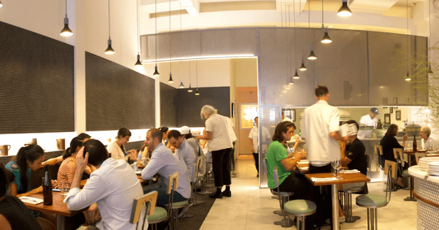 Interior del restaurante "Una pizza Napoletana". Foto: New York   