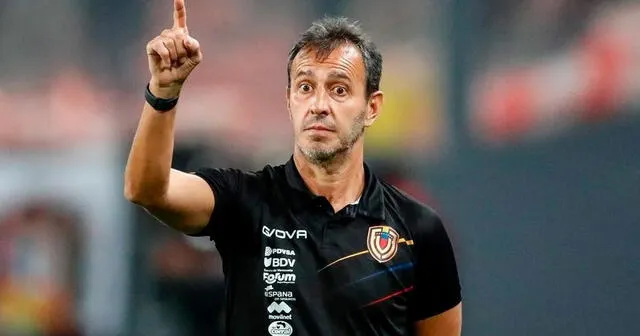 El entrenador argentino tomó las riendas de la Vinotinto en 2023. Foto: AP Noticias   