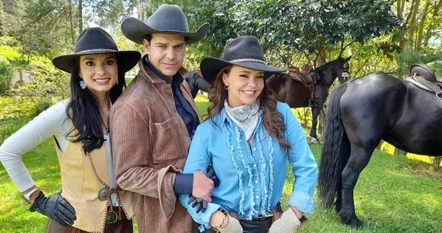 Paola Rey junto a Juan Adolfo Baptista (Óscar Reyes) y Natasha Klauss (Sara Elizondo). Foto: Instagram/@paolareyactriz
