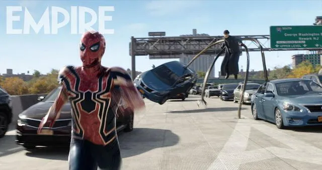 Spiderman, con su traje de Iron Spider, huyendo del Doctor Octopus. Foto: Empire