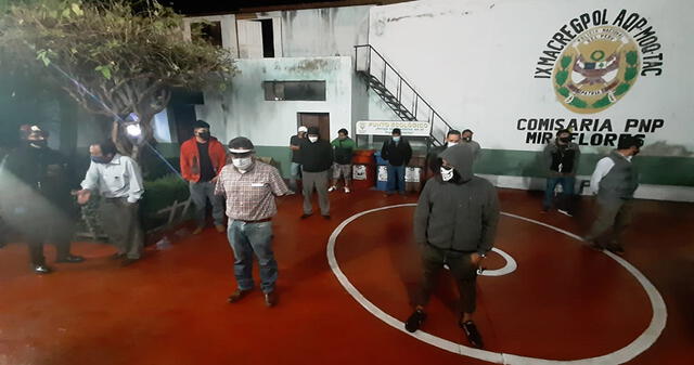 Detenidos pasaron por pruebas rápidas en comisarías, donde dieron positivos a la COVID-19. Foto: Policía Nacional.