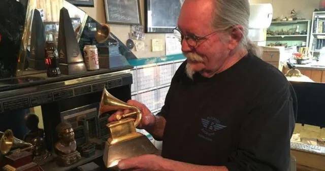 John Billings, fabricante del Grammy. Foto: L.A. Times