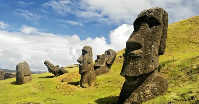  El Reino Unido sustrajo dos moáis de la Isla de Pascua, ubicada en Chile. Foto: Freepik<br>    