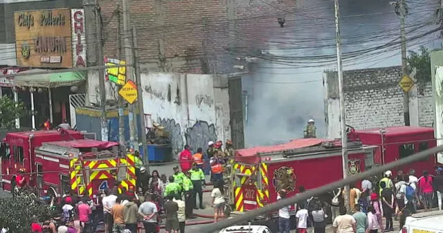  Bomberos combaten fuego en La Victoria. Foto: IV&nbsp;CDLC   