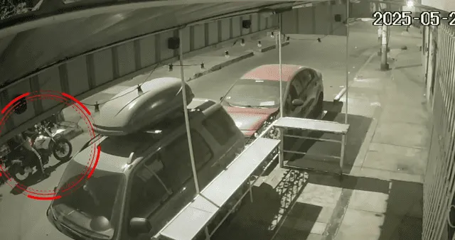  Cámaras de seguridad registraron a los delincuentes momentos previos al ataque.   