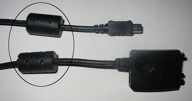 El filtro de ferrita todavía está presente en muchos cables. Foto: Wikimedia El filtro de ferrita todavía está presente en muchos cables. Foto: Wikimedia