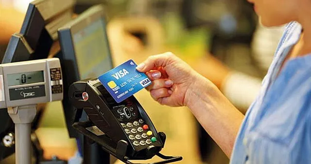 Negocios que cobren 5% más por pagar con tarjeta serán multados