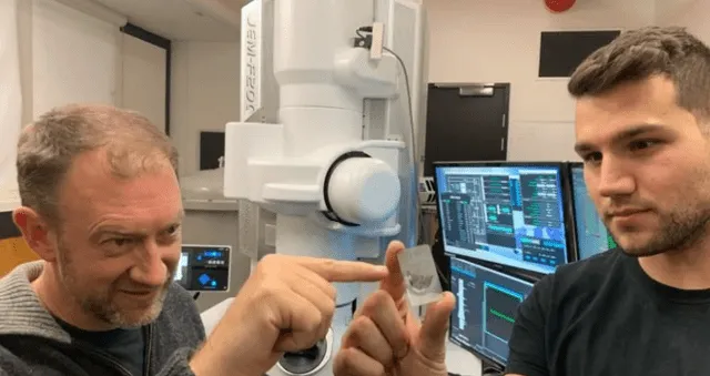 Profesor Andy Tomkins con Dr. Alan Salek  examinando la muestra del meteorito de ureilita.