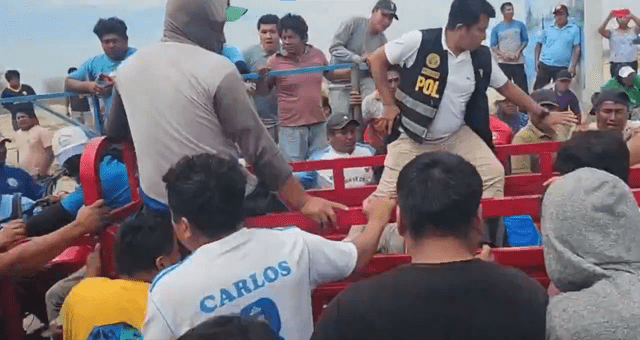 Ciudadanos saltaron el resguardo policial y bajaron a los criminales para lincharlos. Foto: Difusión   