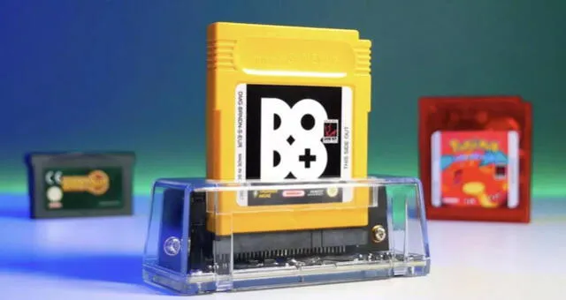 El dispositivo se conecta a la PC y automáticamente permite jugar los cartuchos de Game Boy conectados a él. Foto: AZ ADSL Zone