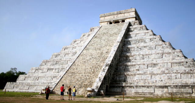 El ingreso a la pirámide de Kukulcán está prohibido, oficialmente, desde 2008. Foto: AFP   