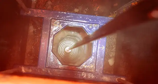 Los perforadores de agua caliente comienzan a derretir el pozo principal. Foto: SWAI2C Los perforadores de agua caliente comienzan a derretir el pozo principal. Foto: SWAI2C