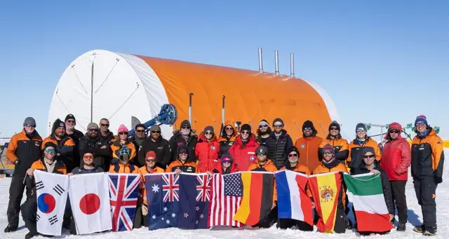 Equipo de investigación internacional luego de finalizar las perforaciones en Crary Ice Rise. Foto: SWAIS2C Equipo de investigación internacional luego de finalizar las perforaciones en Crary Ice Rise. Foto: SWAIS2C