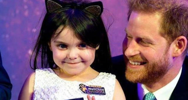 La niña de seis años junto al príncipe Harry. Foto: Hartlepool Mail