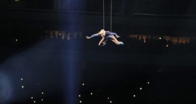 Lady Gaga voló en el Super Bowl: “por la libertad y justicia”