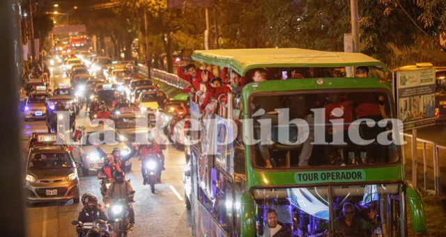 De camino a la Plaza de Armas, cientos de hinchas saludaron a los jugadores del FBC Melgar. Foto: La República/Rodrigo Talavera