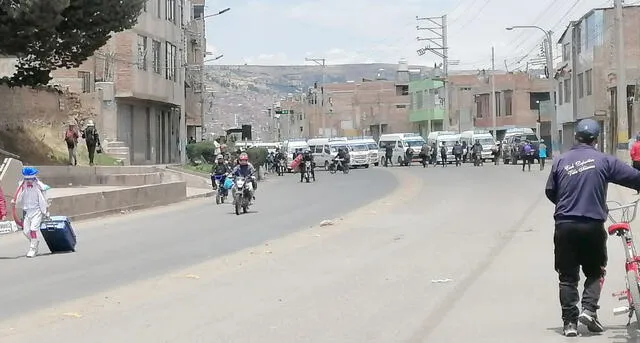 Unidades de transporte público bloquean calles de Puno. Foto: Kleber Sánchez/URPI