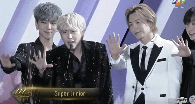 Super Junior en el escenario de los AAA 2019.