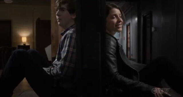 Lea llega al departamento de Shaun para hablar con él, no quiere irse y el doctor le pide que se quede. Foto: ABC