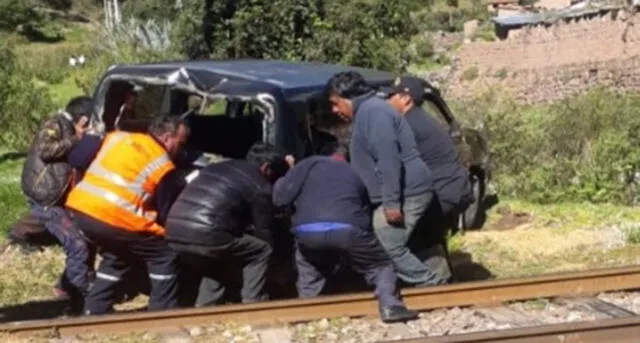 Tren arrasó con vehículo en Cusco y deja una persona herida [FOTOS y VIDEO]