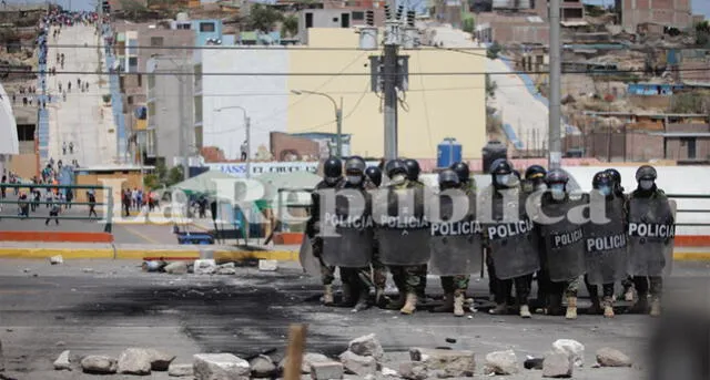 Un contingente de casi 200 policías usa bombas lacrimógenas y perdigones. Foto: Rodrigo Talavera / La República.