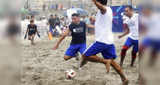 Arequipa: “Puma” Carranza y sus amigos jugaron fulbito en playa de Mollendo