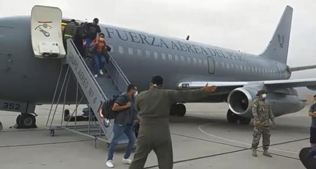 Pasajeros fueron traídos a Arequipa en un bus de la Fuerza Aérea.