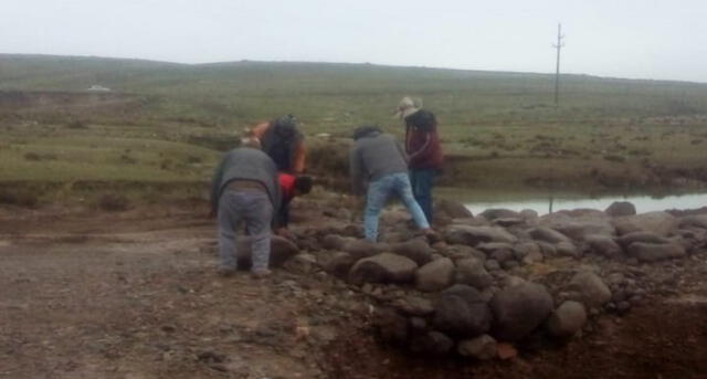 Mineras insisten en pasar trochas inundadas por lluvias en Arequipa [FOTOS y VIDEOS]
