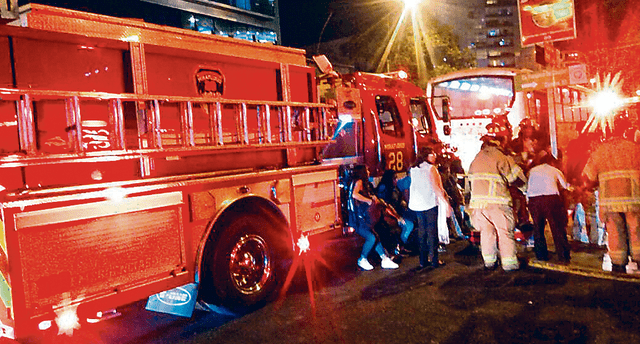 Sujeto sube a bus y rocía combustible a pasajera en Miraflores