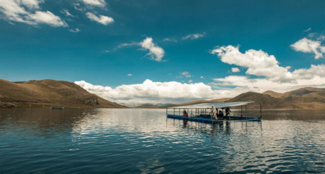 Bote con paneles solares en Laguna de Chullpia. Foto: Giulianna Camarena